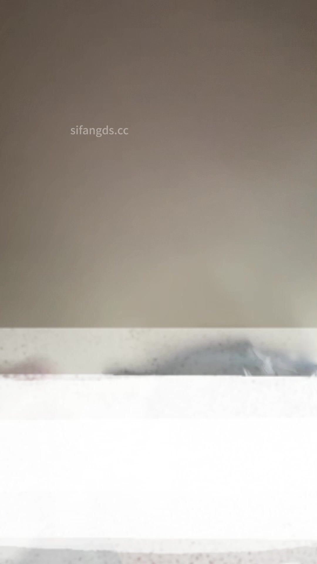 超近距离贴B拍 大三学姐尿尿小逼逼有点发黑了 尿的尿尝了一下齁咸