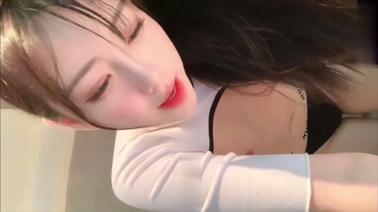 高颜值尤物女神来袭！白虎馒头穴女神浴缸湿身极度诱惑