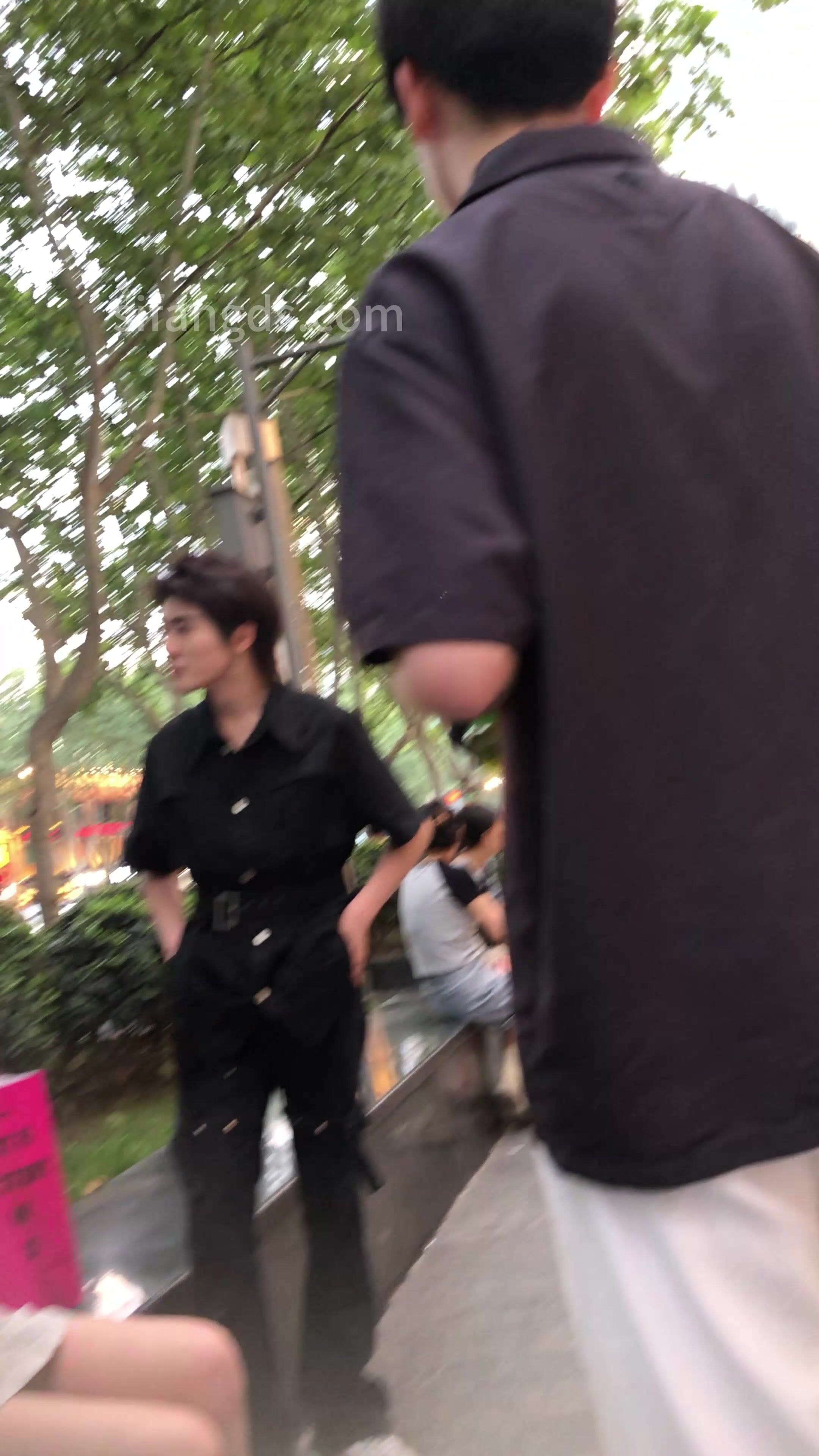 高颜值逆天长腿蓝色连衣短裙不穿安全裤的骚货美女被CD窄内