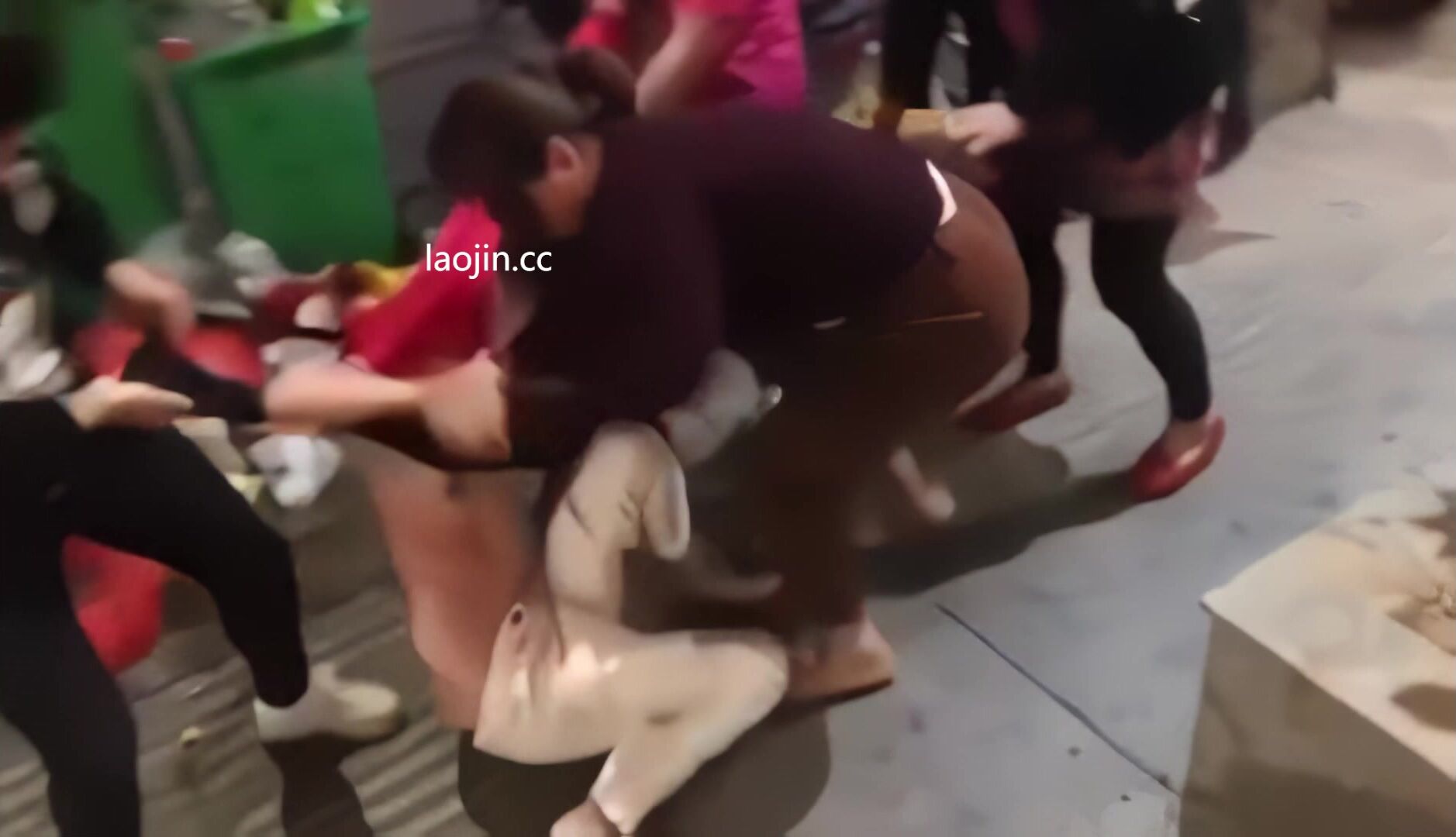 -2024年，坐标厦门，【街头打小三】，被原配从服装店里拽出来，街头扒光暴打，不得不说还是有几分姿色