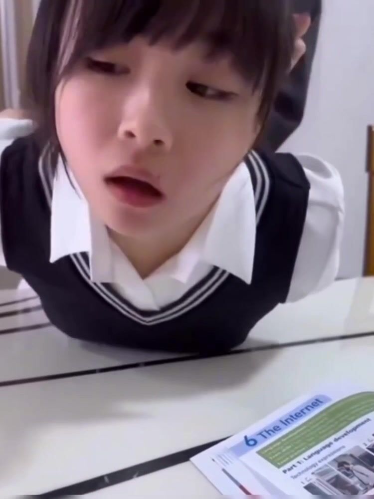 白丝萝莉美眉 身材娇小白虎鲍鱼粉嫩 在家学习被大鸡吧坏叔叔强行无套输出爆小菊花 射了满满一脸精液