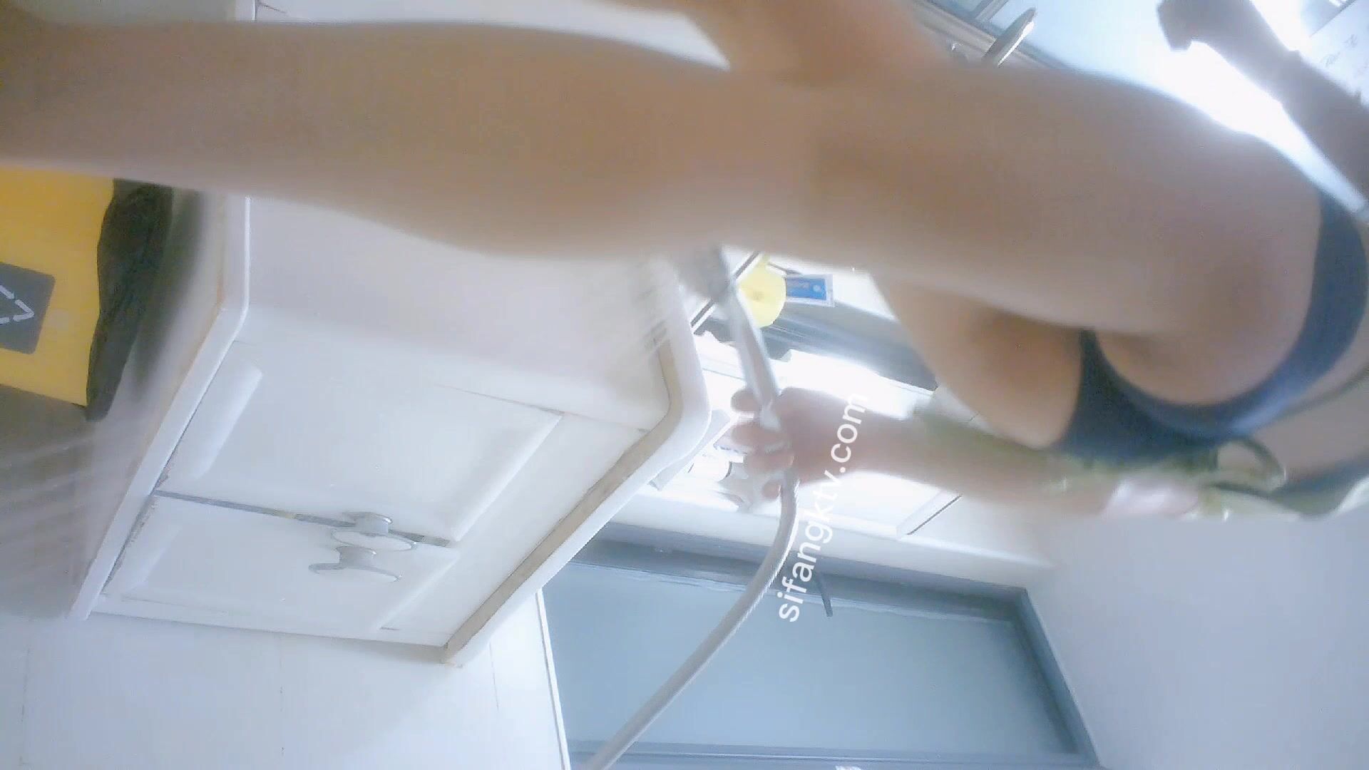 贵在真实，咸湿房东低价出租，长期偸拍顶级身材小姐姐日常洗澡⑨，今天的内裤很性感，意外把镜头冲乌了.