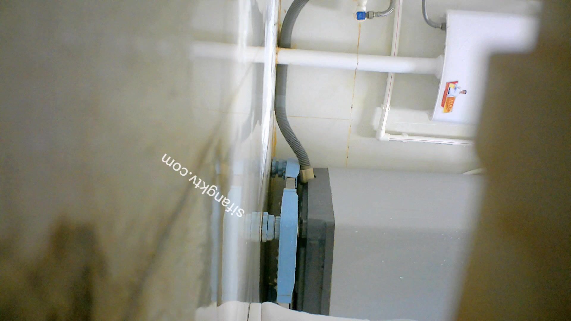 贵在真实，咸湿房东低价出租，长期偸拍顶级身材小姐姐日常洗澡⑧，正面M蹲小便细节