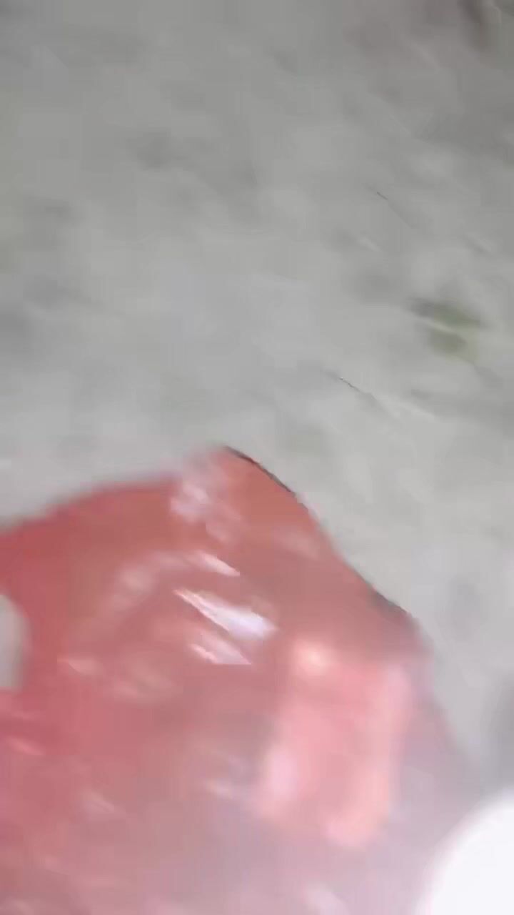 漂亮美眉车震 不够硬 啊射了 身材苗条先撒泡尿 撅着屁屁被无套输出 差点没控制住内射