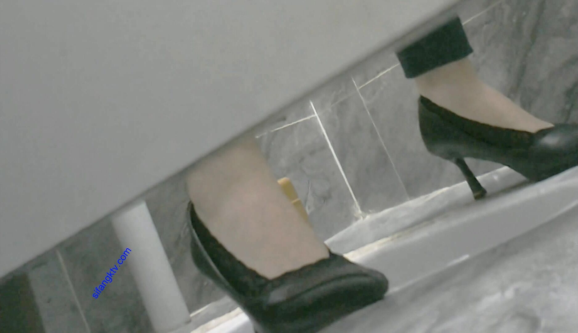 写字楼女厕制服装黑高跟绝美白领 擦穴时两片红嫩的唇肉太撩人了