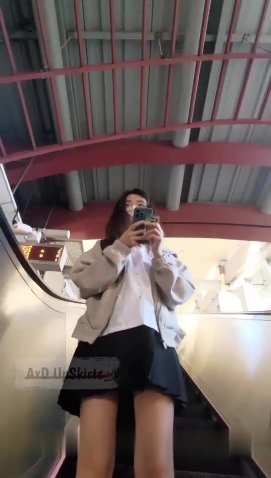 掀裙抄底无内jk学生妹