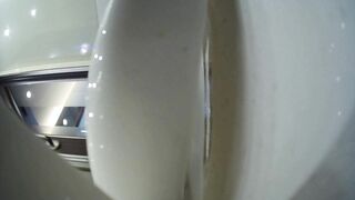 火车马桶上藏了一个摄像头偷拍多位女乘客嘘嘘