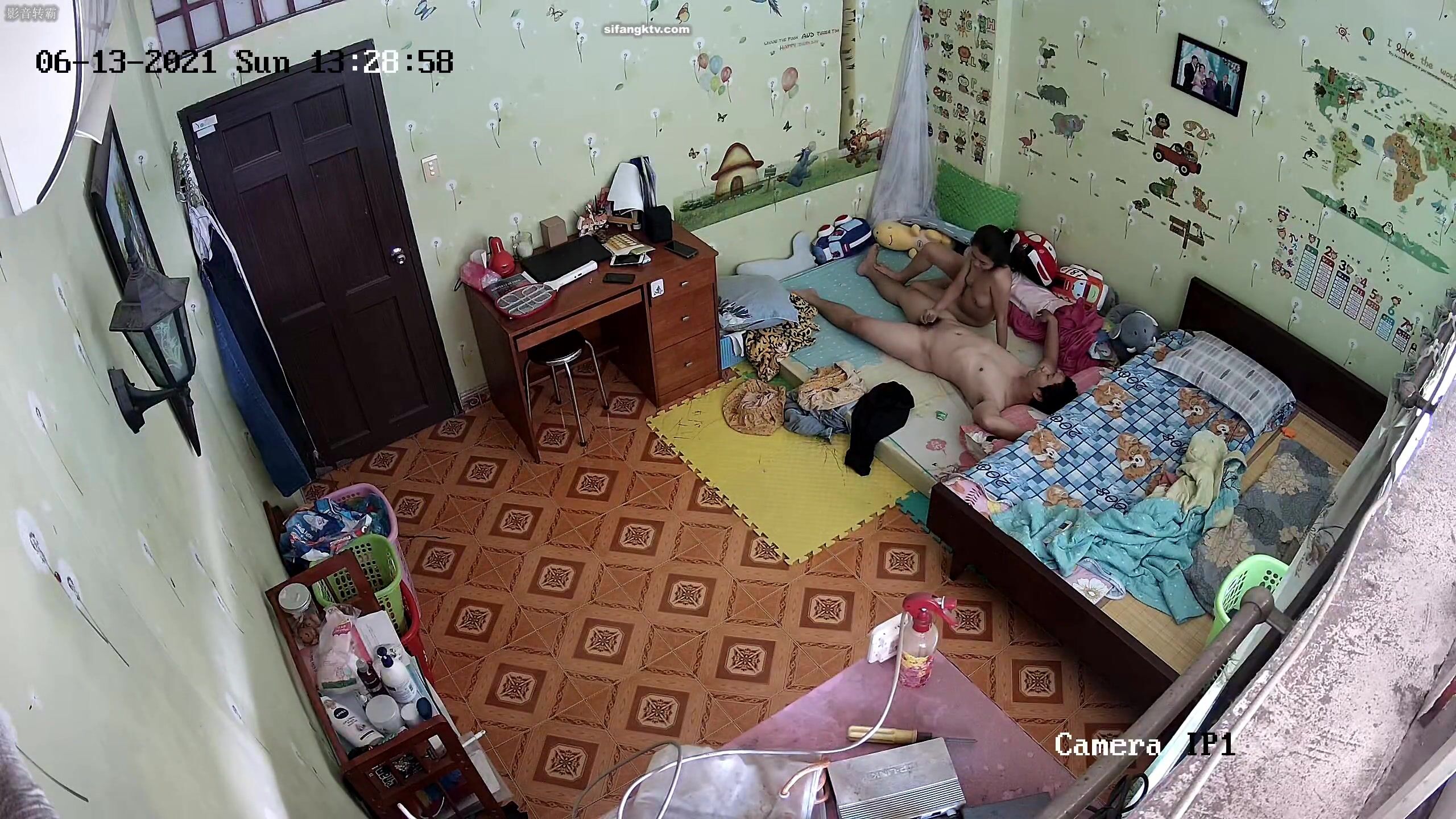 《居家摄像头破解》性欲旺盛的美少妇不停的要老公交公粮 大叔快要被榨干了