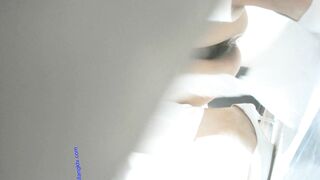 写字楼女厕白色系制服高跟微胖白领 杂乱的阴毛被骚穴冲得四处飘