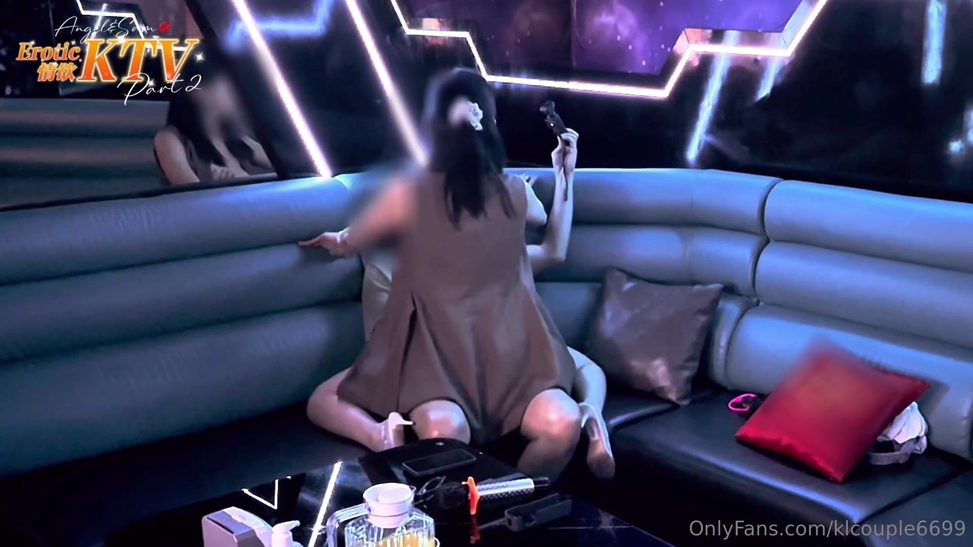 -2024年11月， 换妻界顶流，【爱玩夫妻】，情欲KTV，人妻主动坐上来，灯光热曲下激情啪啪，极品大奶晃动