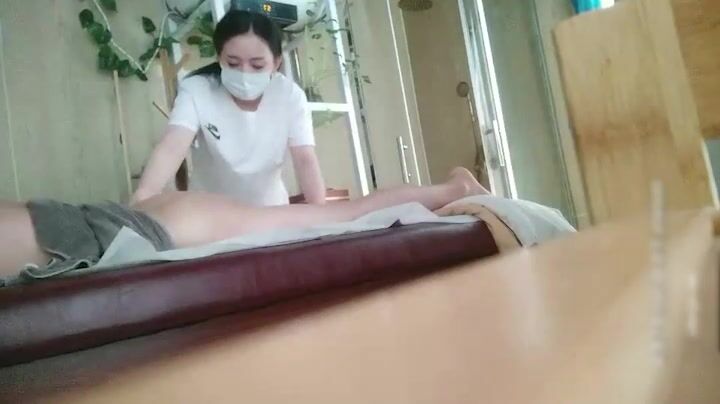 【按摩店迪丽热巴】颜值爆表的天神下凡，一脸不情愿的高冷模样，猥琐嫖客抓奶惹女神生气！