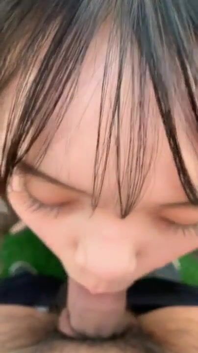 少女放学不回家和男朋友再操场约炮，现场第一视角口交啪啪，被男朋友后入内射