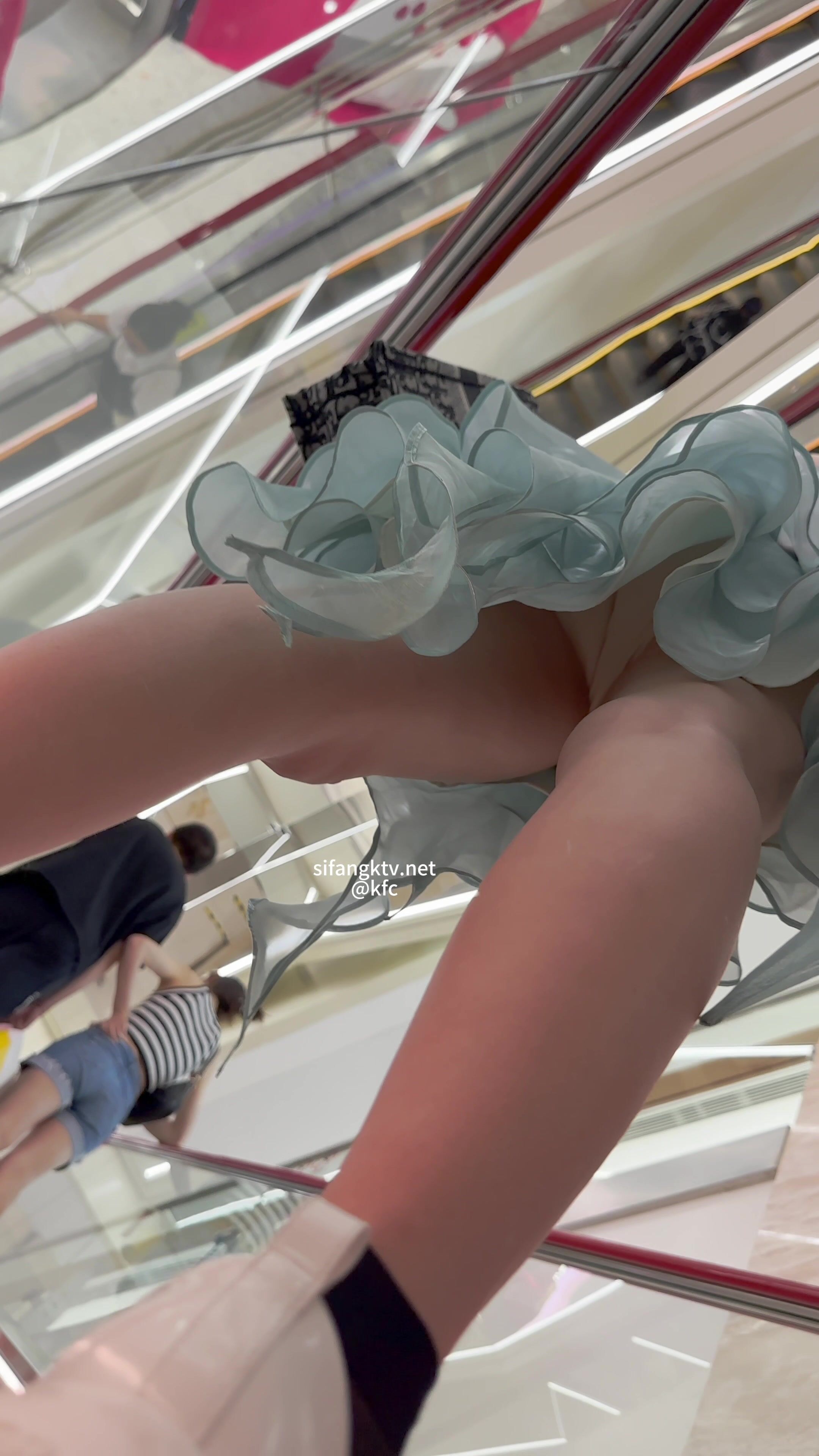 靓女吃小吃，长相甜美 可爱内内。男友全程守护