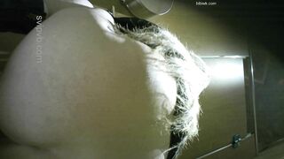 大酒店女厕针孔偸拍，大白屁股黑丝美眉方便，角度正点