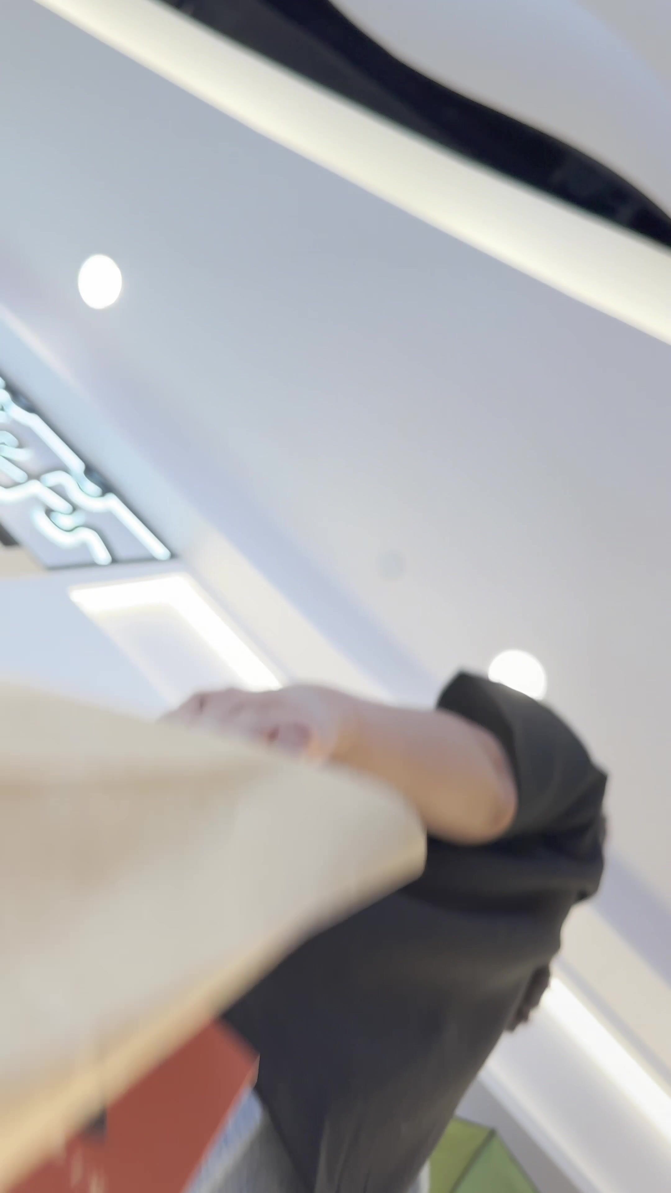 两位青春靓女逛街。衣着清凉 白色内内，黑色窄内各领风骚