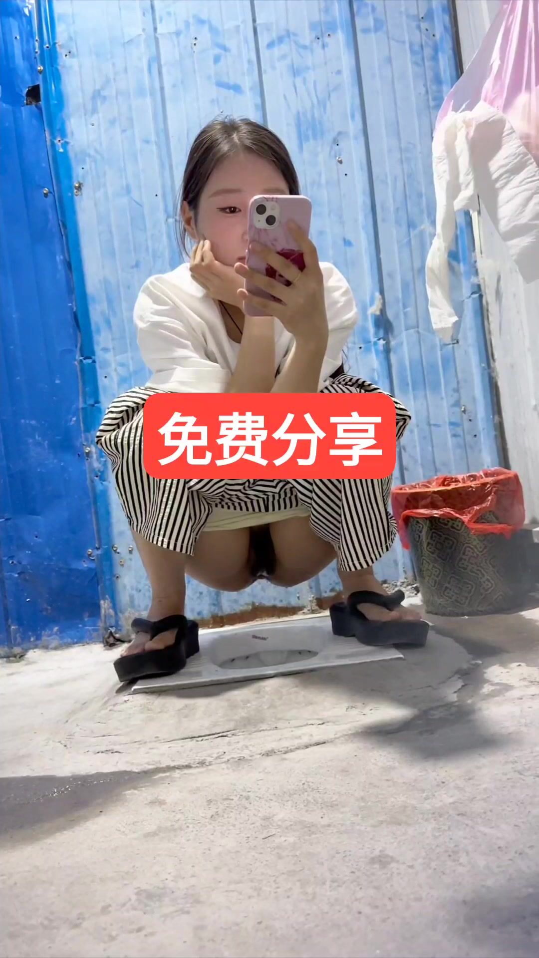 农村简易卫生间 微毛粉穴小嫩妹拖着下巴近距离特写粉穴