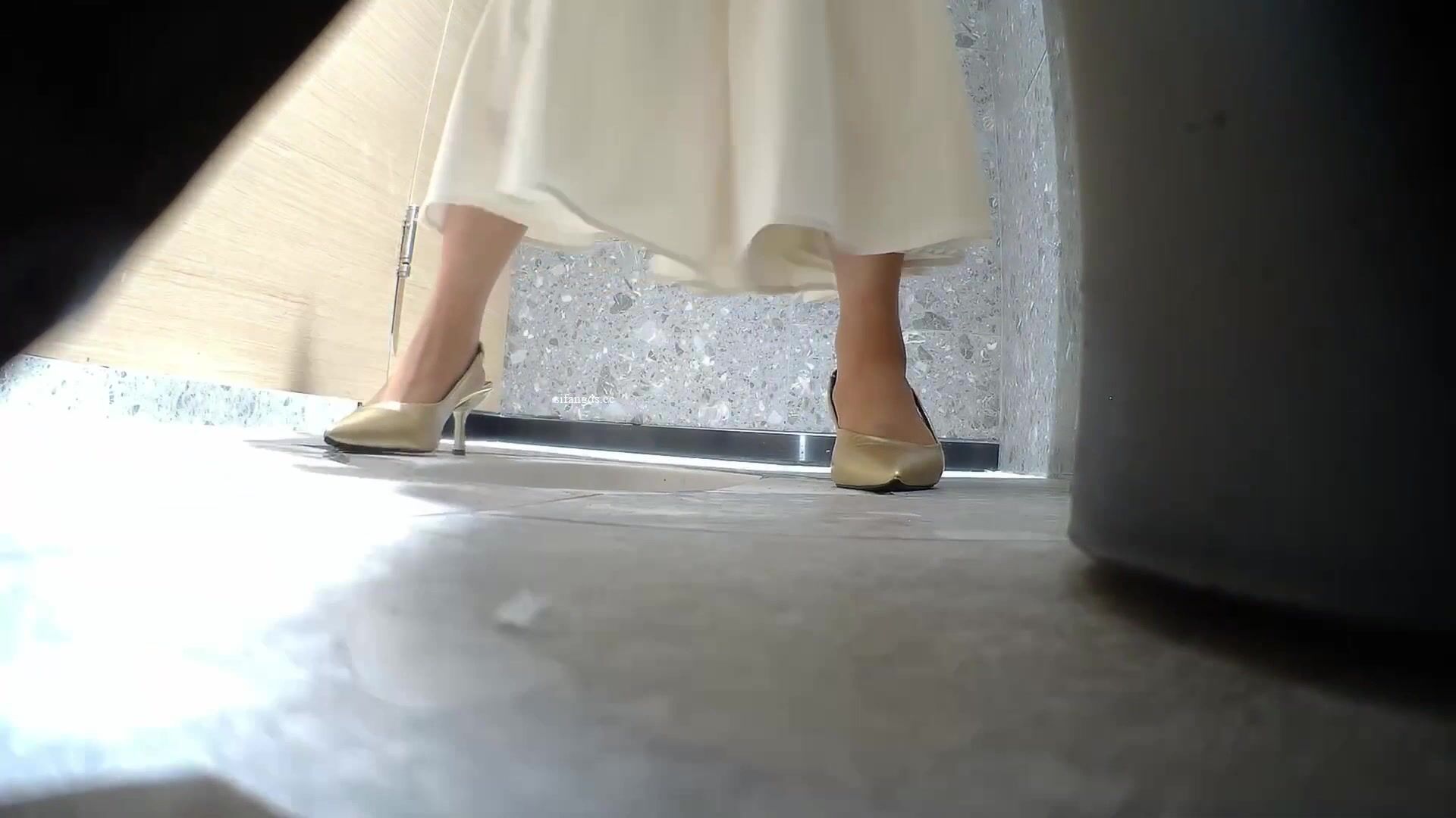 KTV女厕全景偷拍白裙小姐姐阴唇出奇的小 尿尿喷的屁股上全是