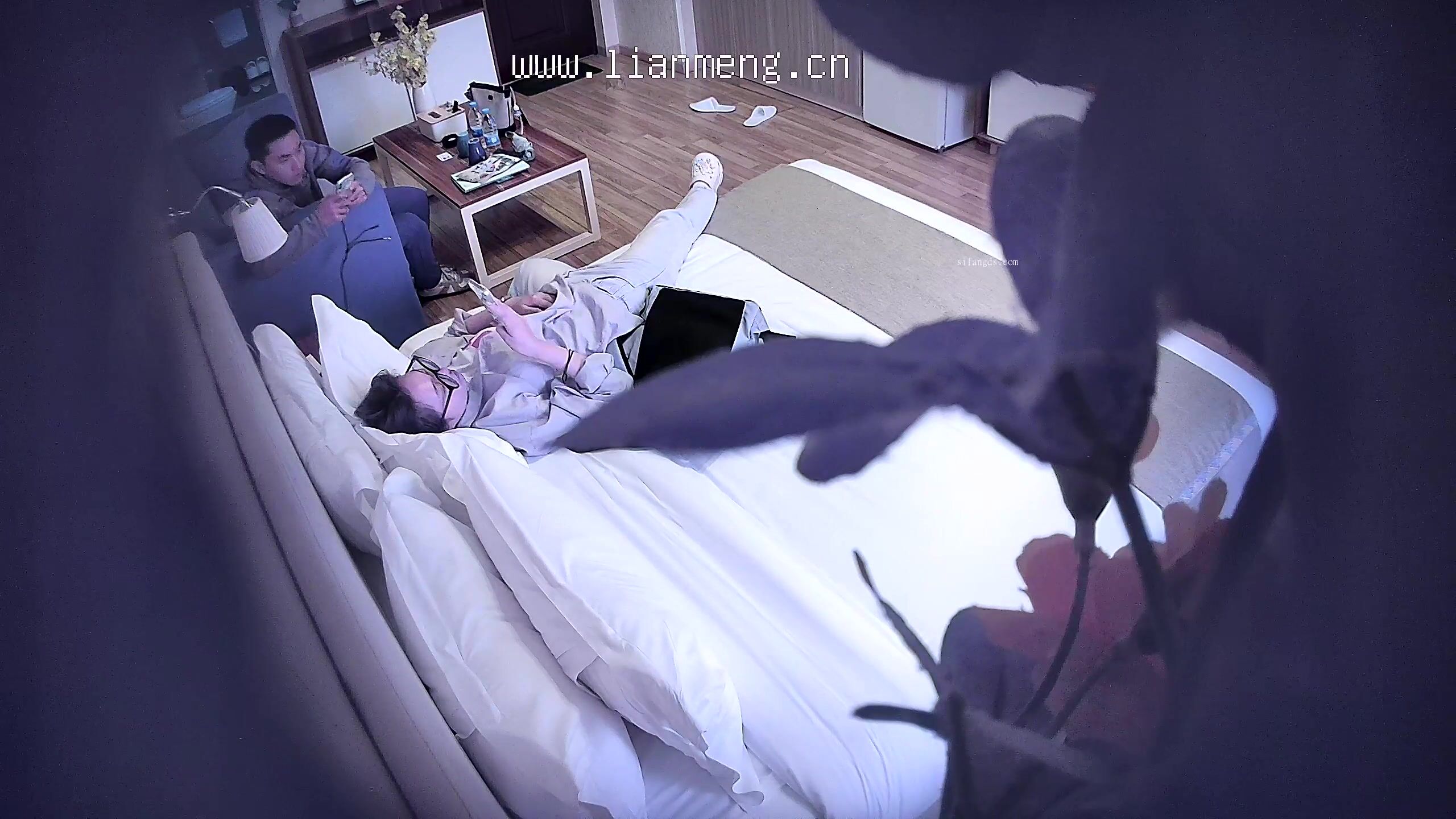 2024-12月流出 酒店偷拍身材挺好眼镜反差婊妹子被从沙发上干到床上双手抱胸躺床上的眼神真是销魂.