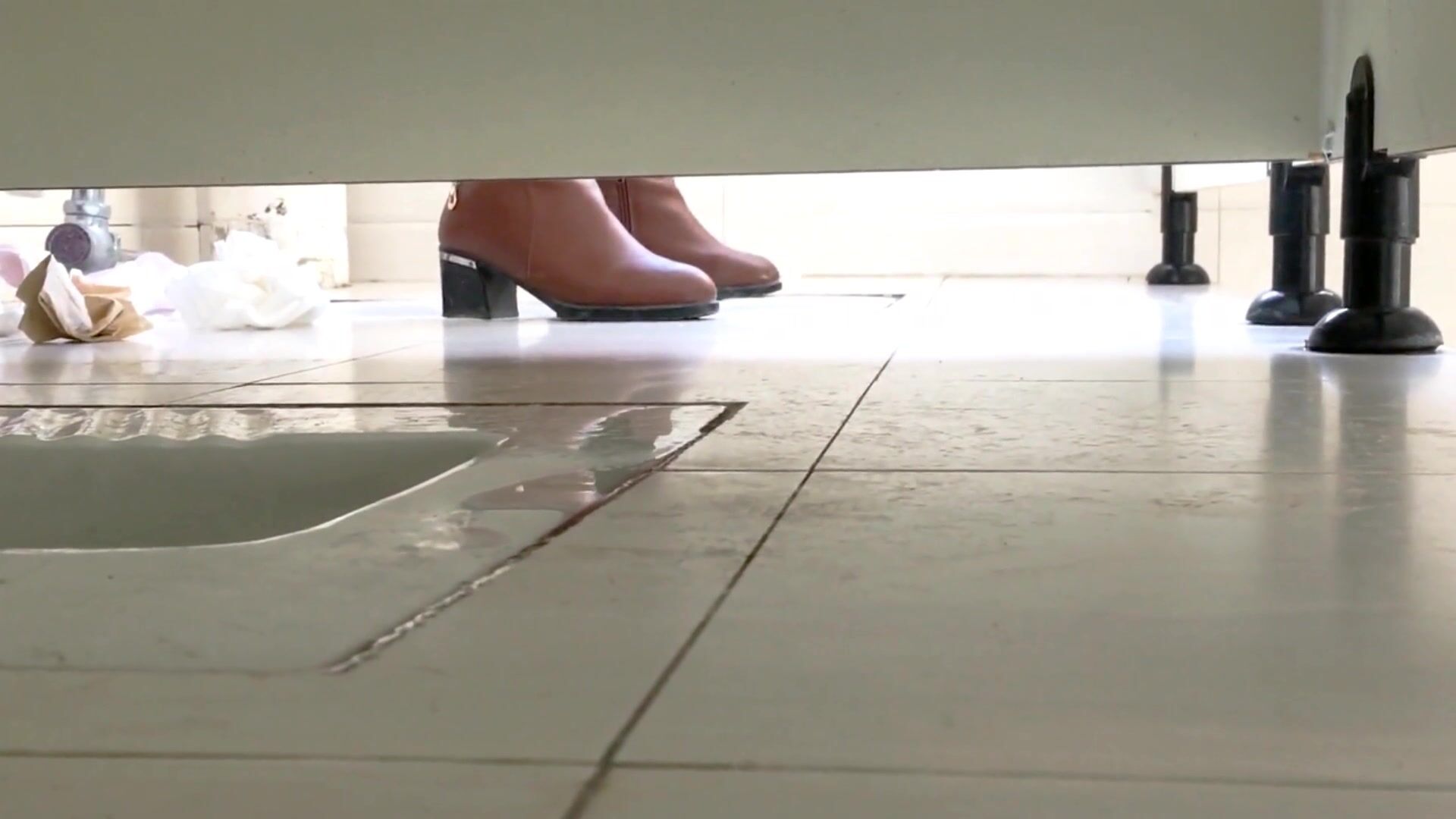 -办公楼尾随黑打底棕高跟美女职员 泛红的桃型肥穴窄洞太迷人了