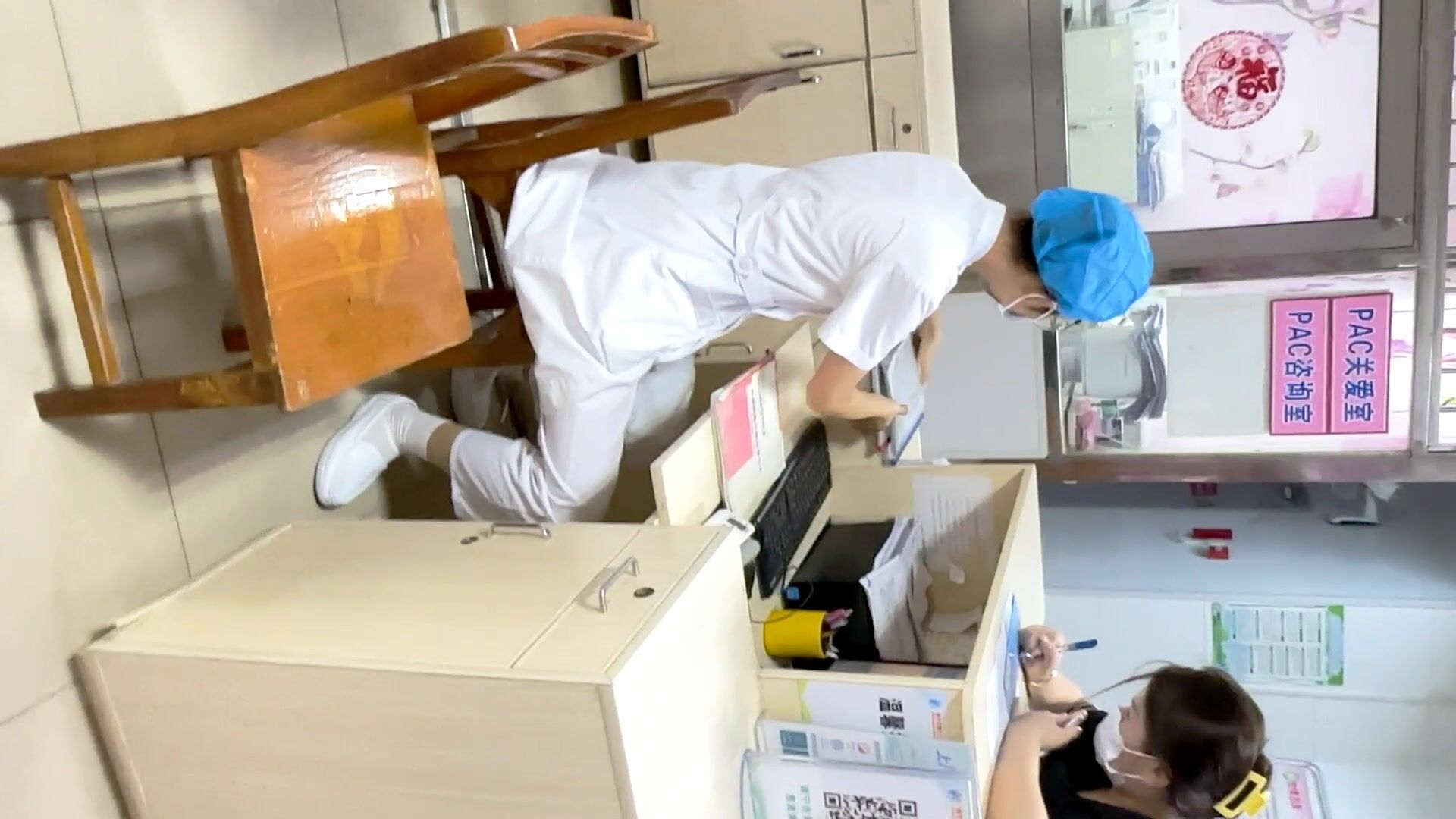 -医院女厕一身白工装服眼镜医师 鲜红的无毛馒头穴和鸡冠唇馋死人