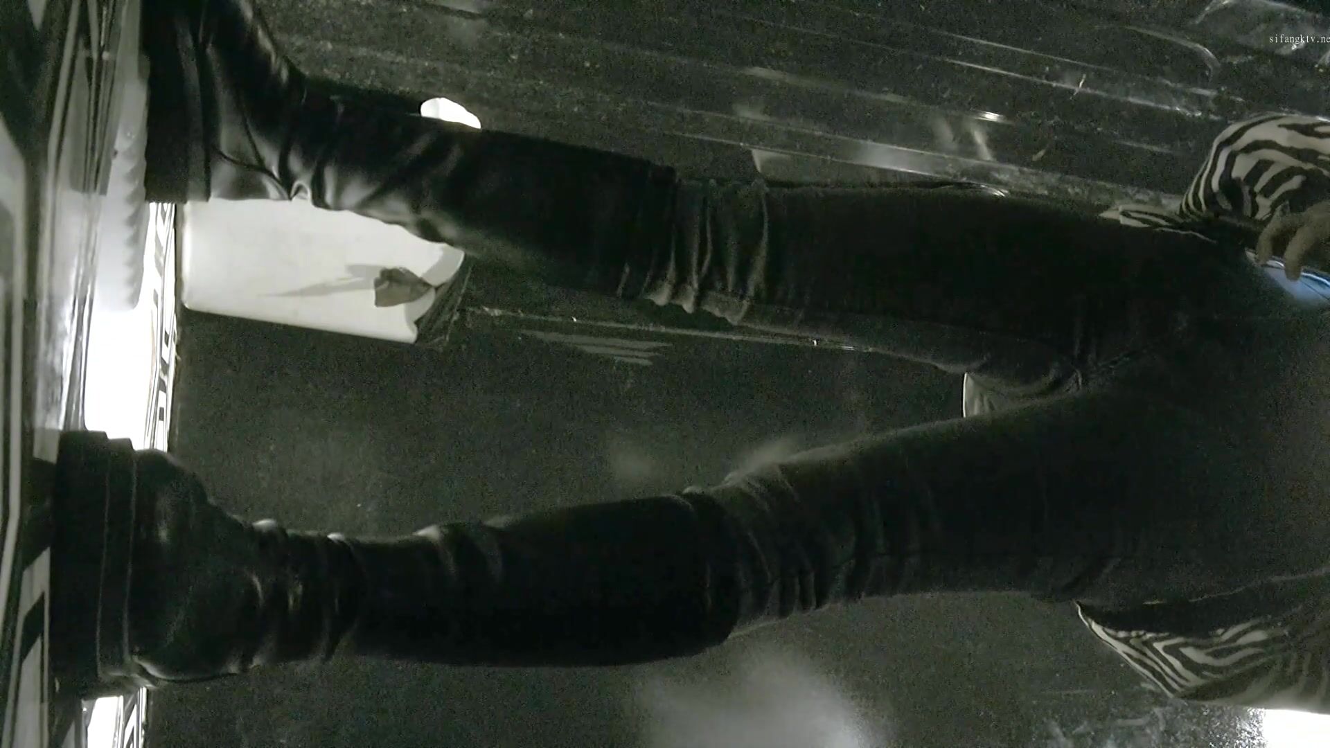 -酒吧女厕豹纹衫长筒靴微胖靓妞 肥嫩的唇肉缩成一个肉块真想摸摸.