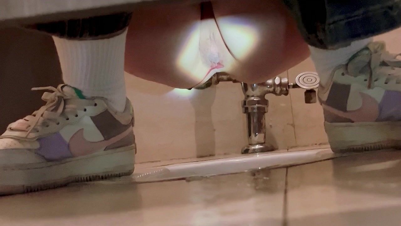 十二新流出 精品手持厕拍 写字楼女厕开闪光灯偷拍几个白领姐姐尿尿