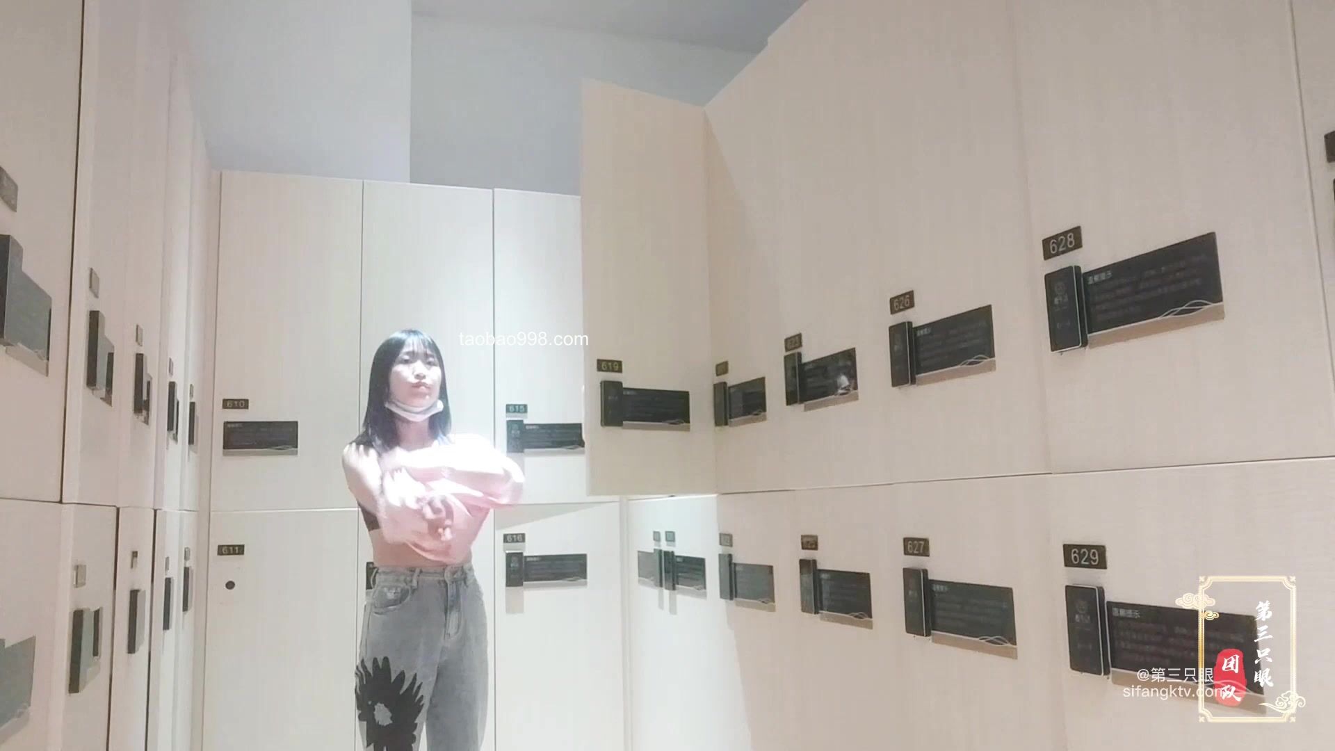 【贵在真实，女人坑女人】，温泉洗浴休闲酒店，女宾更衣室内部偸拍形形色色的女人换衣，苗条美少妇阴毛很性感.