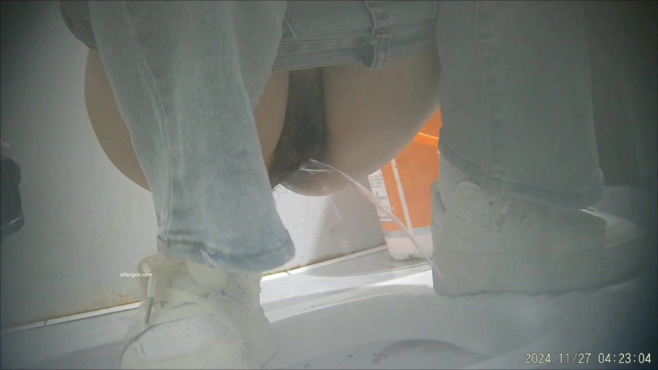 -公司同事过生日农庄请吃饭 尾随漂亮女同事进简陋女厕偷拍她尿尿