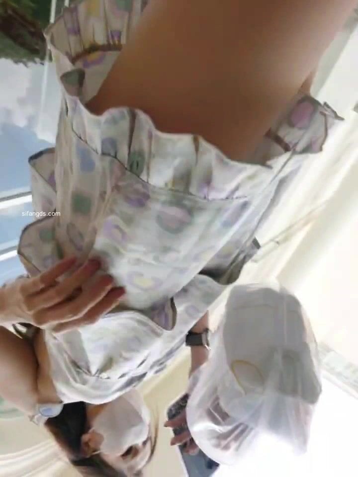 跑腿小哥抄底收货小姐姐 无内大量曝毛，裙子有衬但是无内，小姐姐有刮过毛 有新长起来的毛茬