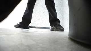 酒吧女厕全景偷拍俩闺蜜一个阴唇肥厚 一个黑黝黝浓毛B