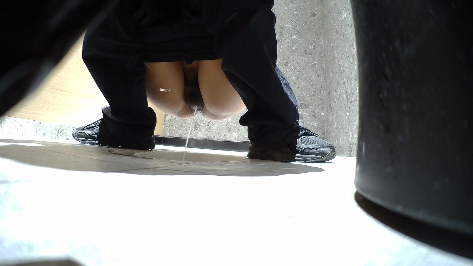 酒吧女厕全景偷拍俩闺蜜一个阴唇肥厚 一个黑黝黝浓毛B