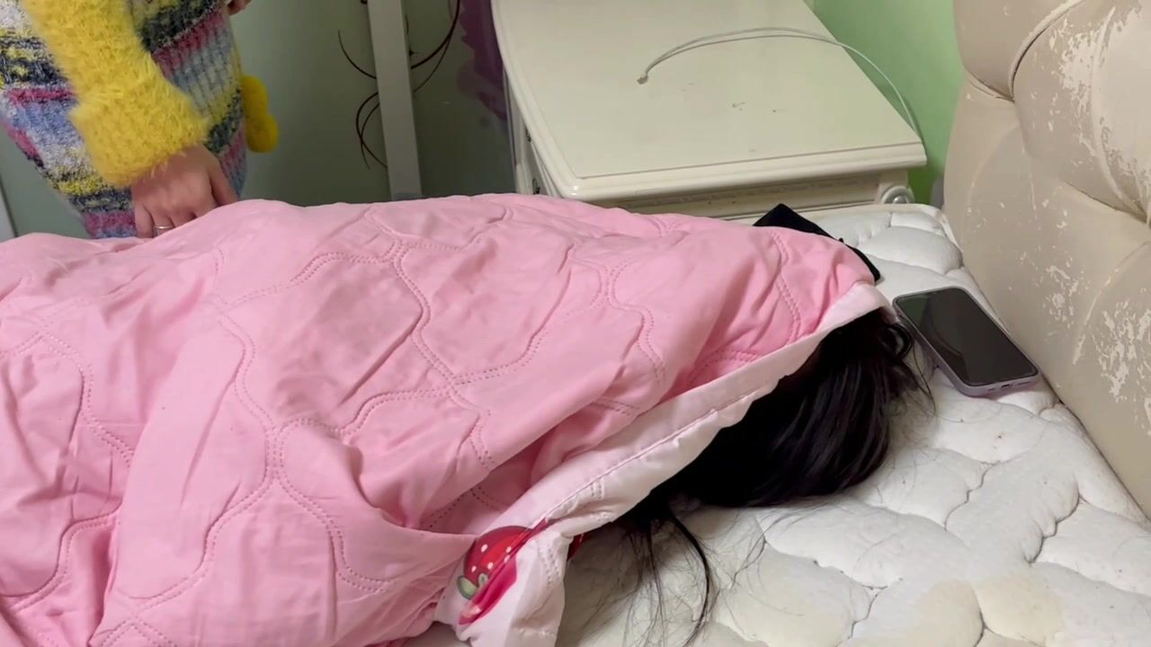 【12月稀缺重磅】，另类剧情，芳草冰恋系列【出租房】变态赌徒掐死女友，又把女房东做掉，扒光处理，对话搞笑