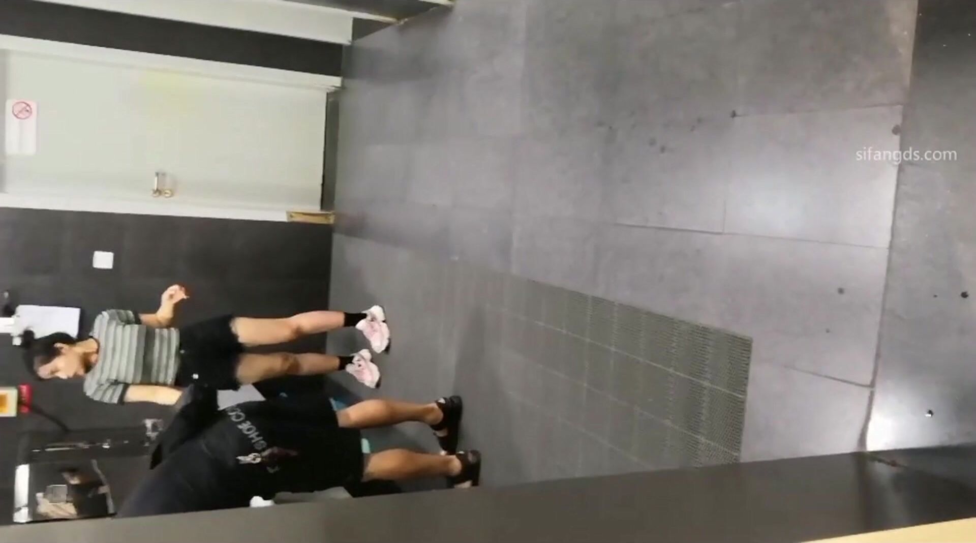 十二月新流出 厕拍大神潜入健身俱乐部女厕偷拍两个女会员尿尿