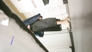 -商场女厕全景偷拍几位美少妇的极品美鲍鱼 还有一位刚刮过B毛的人工小白虎