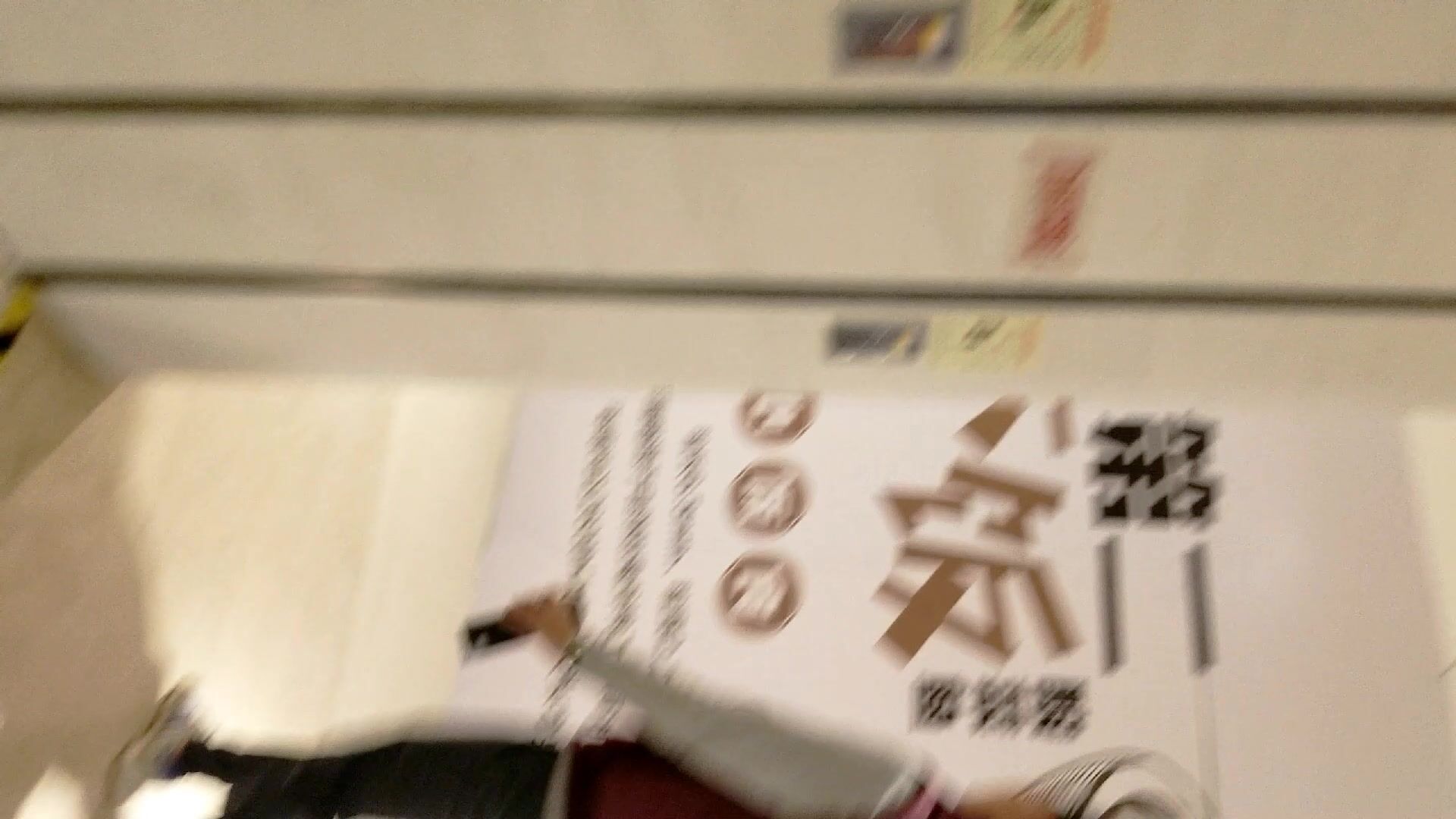 万达广场尾随白衫黑裙披肩发美女 细软的阴毛被嫩穴浇湿成两条线