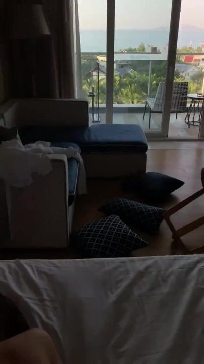 性感人妻被弟弟在后面给操喷了，他还嫌弃我喷了他一身，要不是他太用力，我也不会控制不住啊