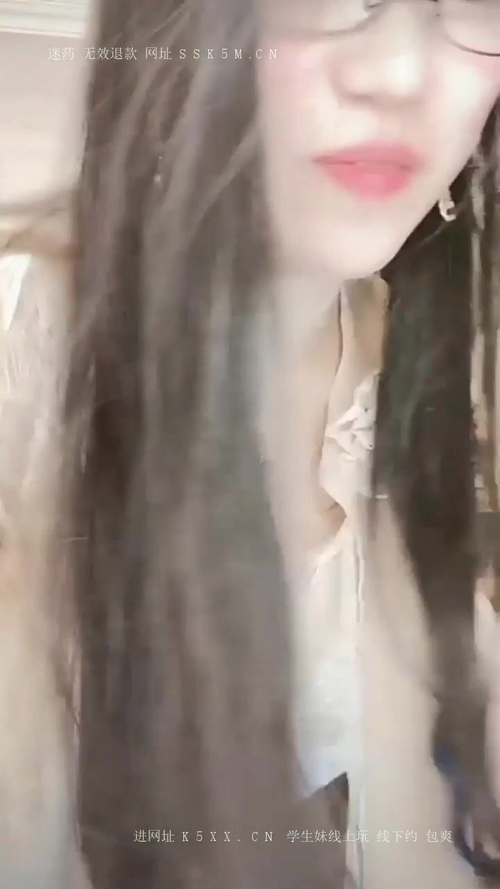 -稀有玩法，穿着牛仔裤户外喷尿 直播间上演喷泉，为什么她这么浪还这么多淫水！表面女神私下是喷水小淫娃