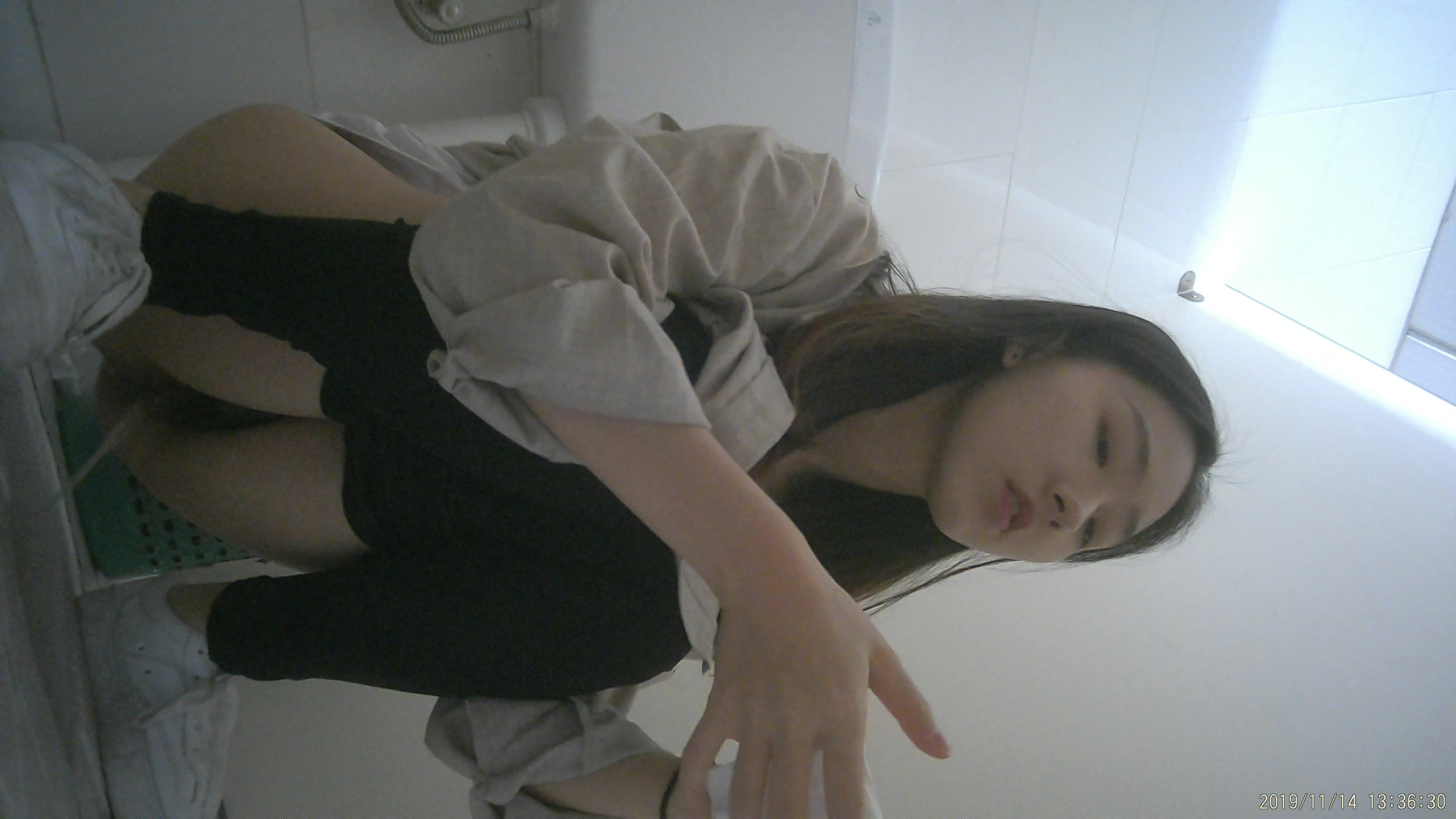 女厕全景偷拍 几位美女同事的大鲍鱼