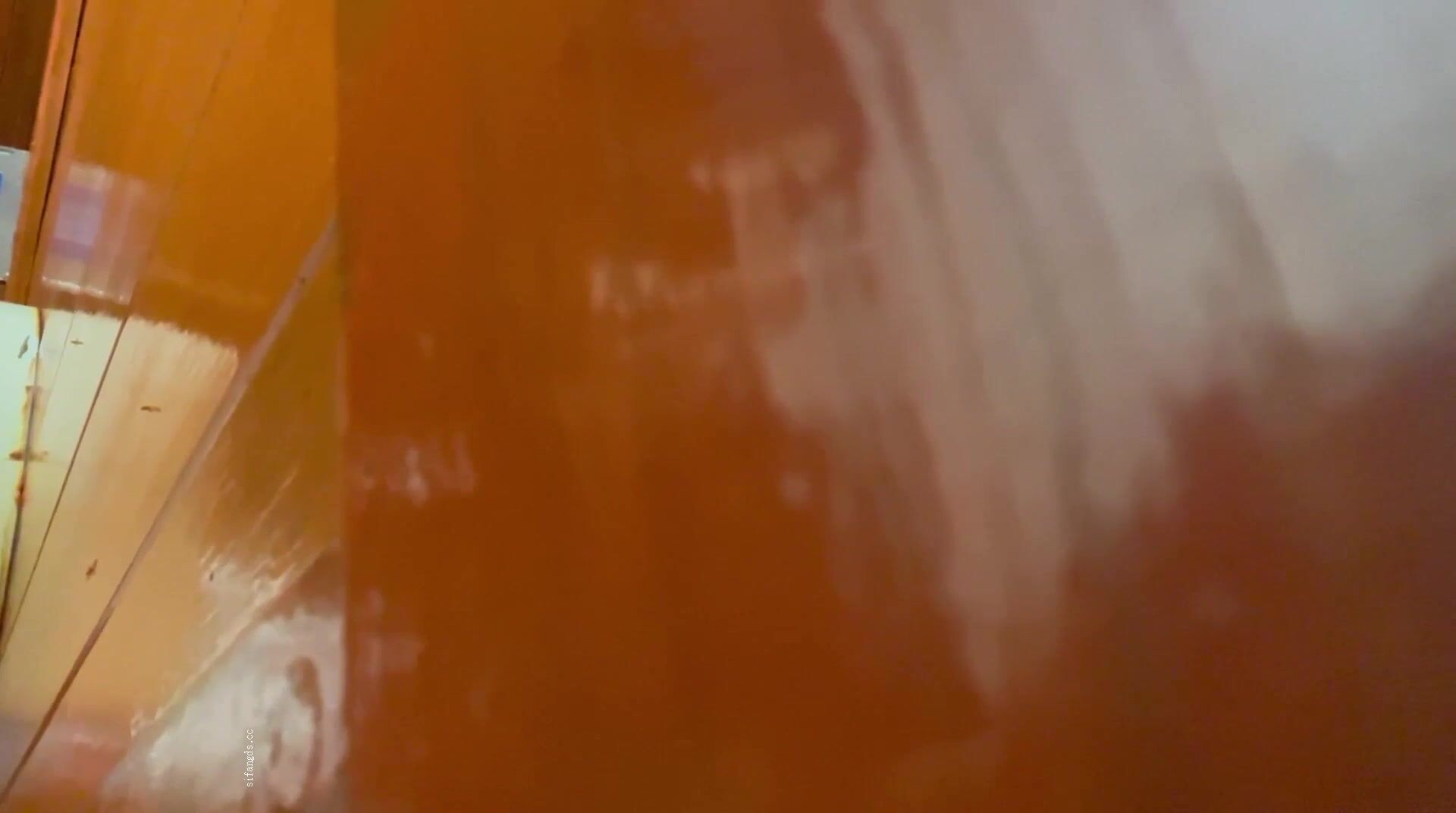 大神潜入火锅店女厕全景偷拍 几位身材不错的小姐姐嘘嘘