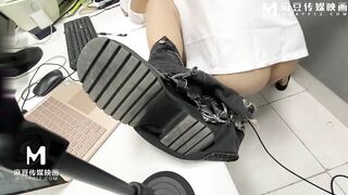 真实乱伦剧情 新入职的外甥与舅妈办公室偷情遇保安敲门瞬间痿了