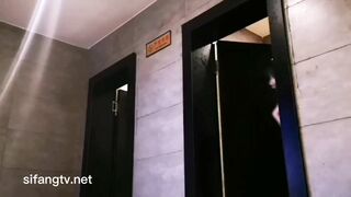 胆大包天，坑神潜入写字间大楼，勇闯女厕偸拍超多女人方便，然后同步拍照露脸
