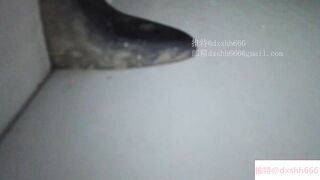 花重金雇佣班上的女同学 偷拍她们宿舍楼的几个漂亮小姐姐洗澡 1