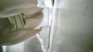酒店女厕全景偷拍穿着连体衣的小姐姐 鲍鱼小小的粉嫩粉嫩的