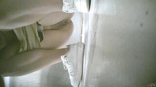 酒店女厕全景偷拍穿着连体衣的小姐姐 鲍鱼小小的粉嫩粉嫩的