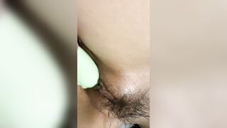 -单位领导酒店潜规则身材不错的美女同事 先用按摩棒玩一下她的嫩鲍鱼