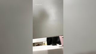 抄底穿小皮鞋的大三妹子，逼逼还算嫩，开发的也不多，小阴唇还挺长的