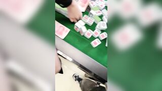 【剧情演绎】欢乐麻将 输钱又输人，没钱偿还那就肉偿，半推半就,双飞简直爽歪歪！