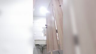 一月新流出 私房大神极品收藏商场女厕全景后拍系列和男友通话中美女逼里有根线