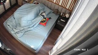 《居家摄像头破解》中年大叔和美女老婆啪啪时间有点短老婆有点小情绪