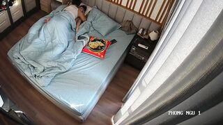 《居家摄像头破解》中年大叔和美女老婆啪啪时间有点短老婆有点小情绪